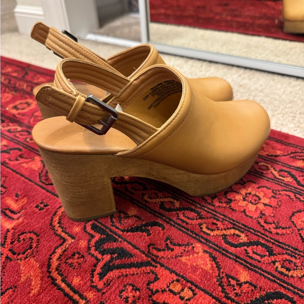 Universal Thread Platform Clogs - image 2